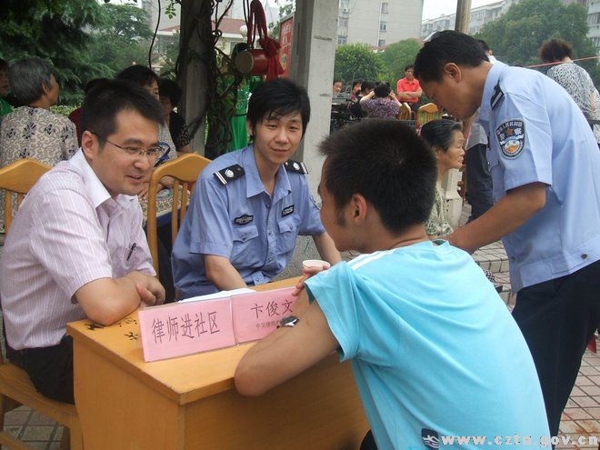 律师服务进社区，社区居民笑开颜